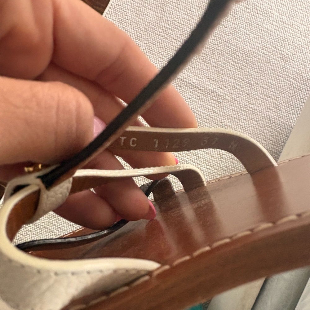 Louis Vuitton Explorer Sandals - Picture 5 of 5